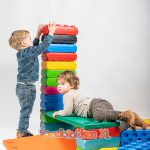 Kinderen Spelen met blokken